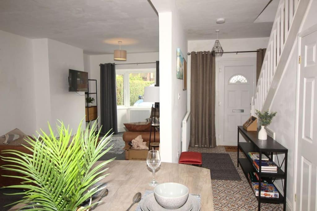 Ashby Traveler's Haven: Spacious 3-bed Retreat